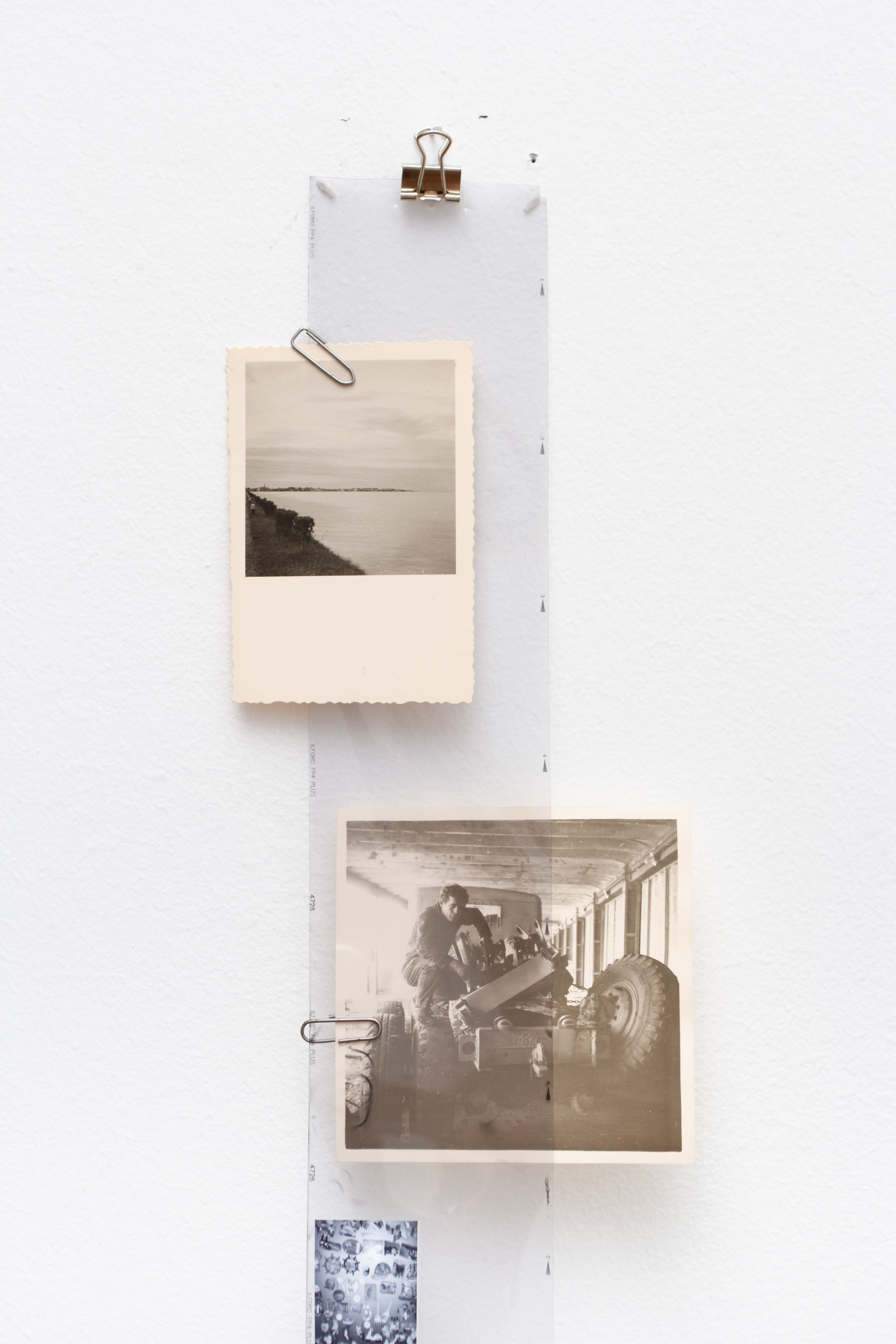 Untitled, 2026 – Detail der Installation mit Büroklammern an der Wand.